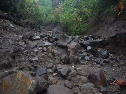 元の登山道は土石流で流され消滅していたが、土石流跡が道に変わっていた。