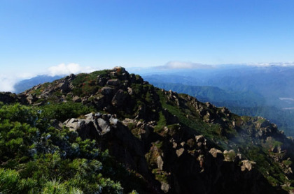 至仏山から西に延びる岩稜。こちらの方角は晴れていた。