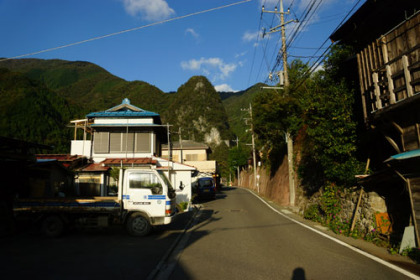 東日原バス停を降りて日原の集落の中を北に歩く。