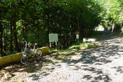 富田新道の入山口、