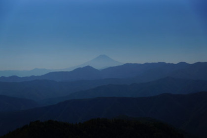 小雲取山に出ると富士山が見える。まだ降雪は無かった。