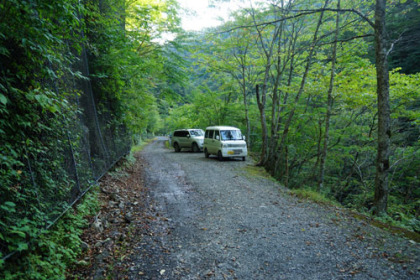 後山林道の駐車スペースは僅かしかない。