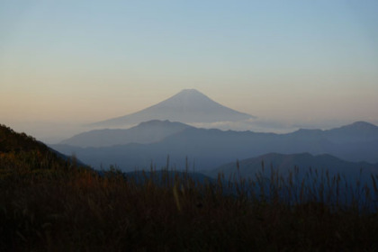 大蔵高丸から朝日を浴びた富士山が見える。
