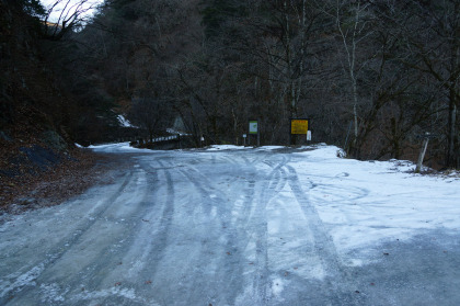 天祖山登山口にある駐車スペースとその前後の林道は全面凍結していた。