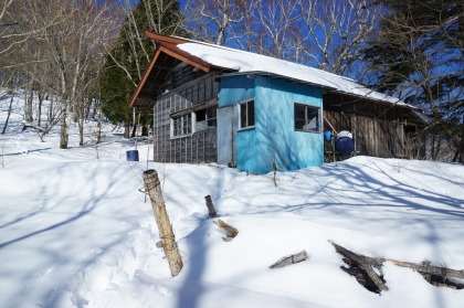 山頂下の、天祖山神社が管理する避難小屋・窓ガラスが一枚割れていたが、中は清掃され清潔感があった。