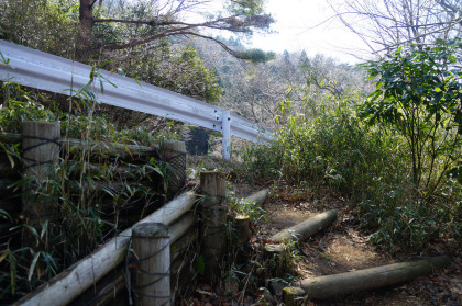 裏筑波登山道は、舗装林道を横切ります。