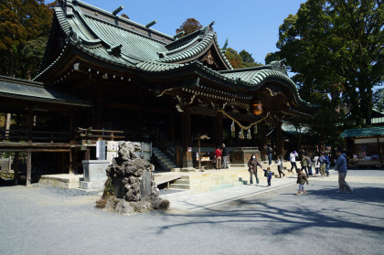 筑波神社には多くの参拝者がいます。