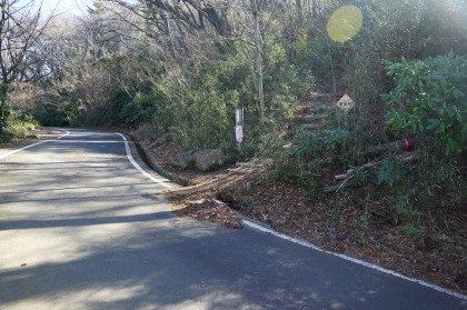 通行止めの鬼ヶ作林道を横切ります。筑波高原キャンプ場の分岐からこの登山口までは、落石や路面欠落などの交通傷害はありませんでした。