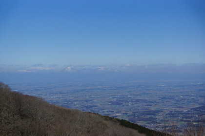 男体山と女体山の間の鞍部の御幸ヶ原から遠く日光連山の雪山が見えました。よほど空気が澄んでいたようです。午後になると、山の雪はぼやけてしか見えなくなっていました。