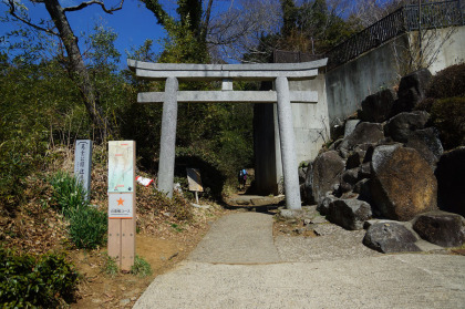 筑波神社の東側にある登山口。こちらのルートは利用者がやや少ないようです。