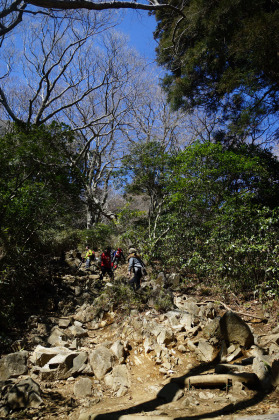 御幸ヶ原したのちょっとした岩場。ためらったハイカー達が登山渋滞を引き起こしていました。