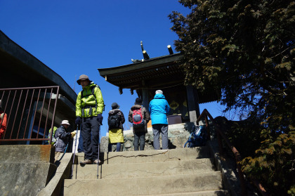 小さなスペースの男体山の山頂。