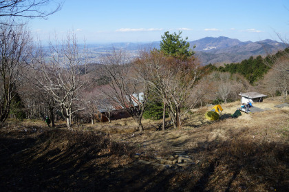 テントが張られていた筑波高原キャンプ場。営業はまだ始まっていませんでした。