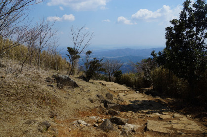 弁慶茶屋の分岐をツツジが丘に折れると、やがて視界が開けてきます。筑波山の登山道は6筋ありますが、眺望が得られるのはこの区間だけです。