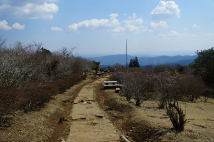 この登山道はつつじヶ丘からの遊歩道を兼ねていて、あちこちにベンチや東屋が設置されています。