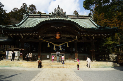 毎回休憩を取っている筑波山神社。隅にベンチが２つ置かれています。