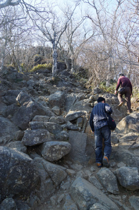 午後3時過ぎると、混んでいた筑波山の登山道も閑散としてきますが、ロープウェーとケーブルカーの週便は午後５時過ぎまであるので、それなりの登山者が見られます。