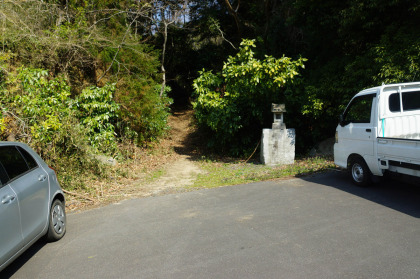 薬王院登山口。平日にもかかわらず多くのクルマがすでに駐車していました。