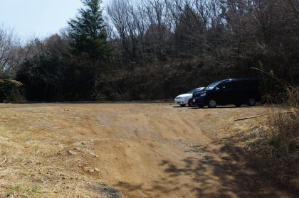 ユースホステル登山道の登山口。3台の車が止まっていました。