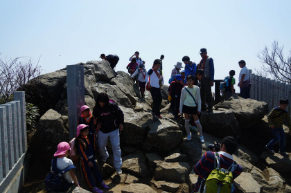 女体山山頂。週末ほどではありませんが混み合っています。