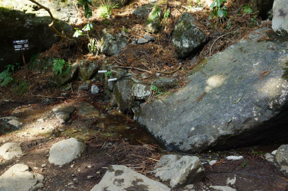 男女川の水源地。柄杓があって飲める様になっています。実際に飲んでみましたが、あまり冷たくはありませんが美味しい水でした。