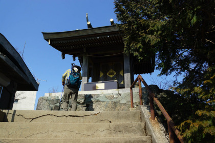 男体山の山頂。午後2時を廻っていたので閑散としています。