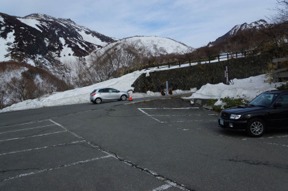 ロープウェー山麓駅までの車道は除雪済み。この先の県営駐車場は閉鎖の表示がされていましたが、除雪済みで数台の車が止まっていました。