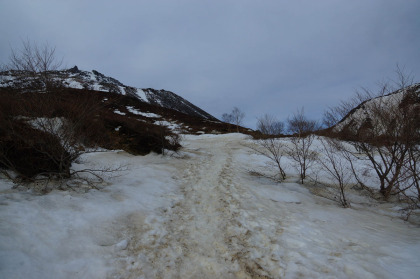 ロープウェー山麓駅から峠の茶山ではたっぷりとした残雪の道です。
