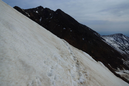 峠の茶屋から朝日岳に向かう途中で、剣ヶ峰の東側の斜面をトラバースしますが、残雪の急斜面を進むので、たっぷりとしたスリルが味わえました。