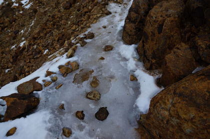 剣ヶ峰のトラバースを過ぎ、朝日岳の西側斜面の岩場のトラバースに入ると、雪は殆ど解けていて、僅かに残った雪がアイスバーンとなっていました。滑りやすくかなり危険です。