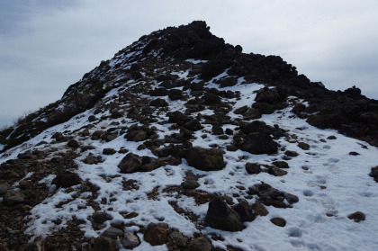 朝日岳片から朝日岳の山頂までは、斑模様に残雪がありました。
