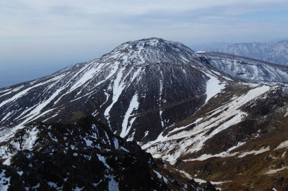 朝日岳の山頂から茶臼山がよく見えます。