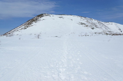 清水平から三本槍ヶ岳のピークまではたっぷりの残雪がありました。