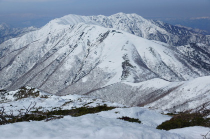 三本槍ヶ岳から見た大峠とその先に延びる流石山の稜線。魅力的な山です。