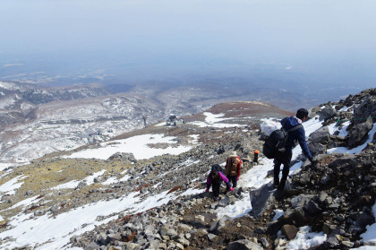 ロープウェー山頂駅から観光客が登って来ていました。登山の装備で無いので、相当に大変そうでした。