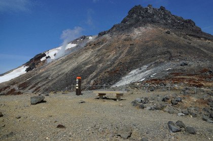 牛ヶ首の分岐から見上げた茶臼岳。典型的な溶岩ドームであることが分かります。