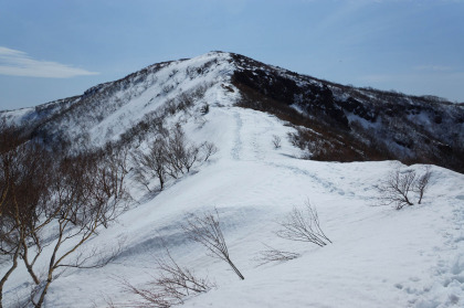 牛ヶ首から日の出平までの稜線は残雪が多く、しかも途中までしか踏み跡が無かったので、大変でした。