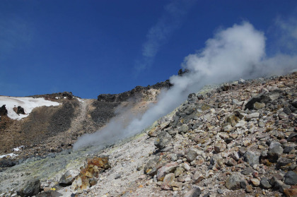 牛ヶ首から茶臼岳の西斜面をトラバースすると、噴気が見られます。