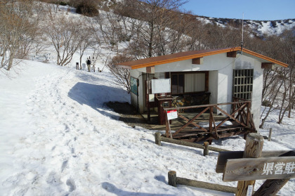 4月1日から利用できる様になった県営駐車場。ただし、トイレなどはまだ雪に閉ざされています。