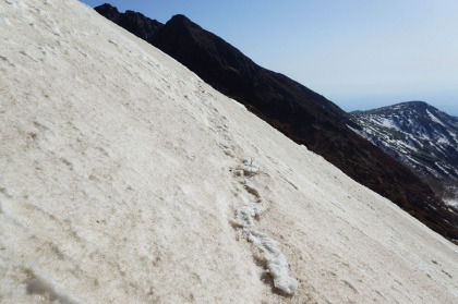 峰の茶屋峠から剣ヶ峰をトラバースする残雪の箇所。
