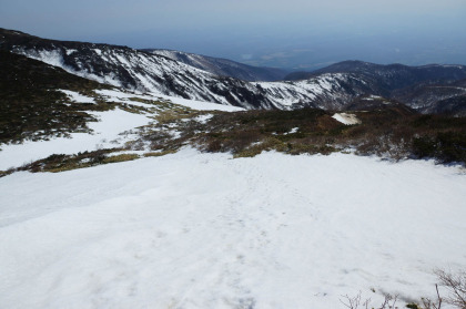 1900峰から清水平に下る斜面にはたっぷりと残雪がありました。