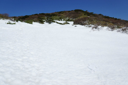 清水平から三本槍ヶ岳に登る雪の斜面。