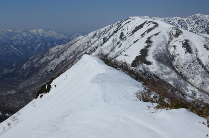 三本槍ヶ岳から大峠に下る雪に覆われた尾根。