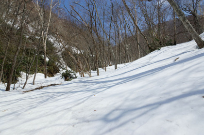 大峠から三斗小屋まではまだ雪深いです。