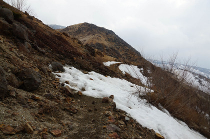 大峠から続いた雪の斜面が峰の茶屋峠のしたで終わったところです。