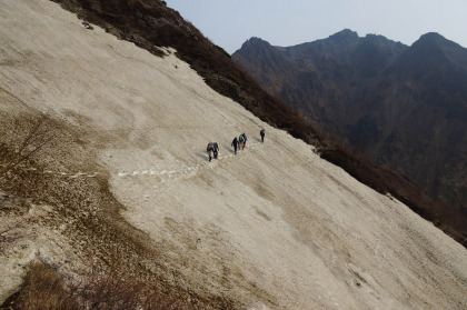峰の茶屋峠から剣ヶ峰の東の雪渓を通って朝日岳の峰に向かいますが、雪渓は多少歩きやすくなっていました。