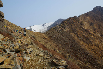 剣ヶ峰の雪渓を二つ過ぎると、清水平への下りまで残雪はありませんでした。