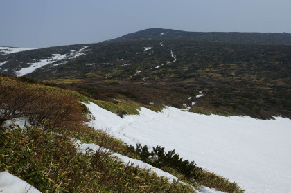 1900m峰から清水平への下り斜面の残雪。