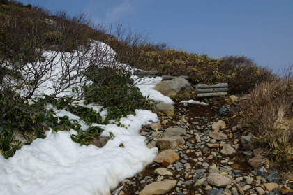 三本槍ヶ岳山頂下の登山道が雪解けで露呈していましたが、中途半端な区間しか露呈していないので、まだ利用価値はありませんでした。