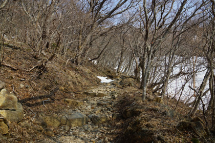 登山をたどると、雪の解けてしまった区間が断続的に現れ、アイゼンの着脱が忙しくなりました。